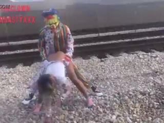 ตัวตลก fucks หนุ่ม หญิง บน รถไฟ tracks