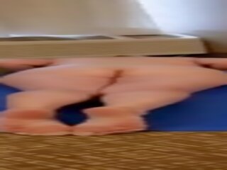 Tentador núbil vee hace desnudo yoga&excl;