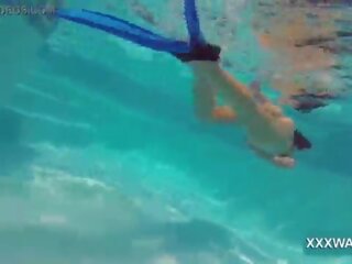 Glorious brunette verbeelding vrouw snoep swims onderwater