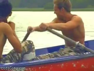 Fumegante homossexual a chupar em um pouco barco