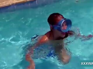 Glorious 브루 넷의 사람 공상 여성 사탕 swims 수중