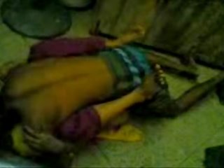Индийски нахален typical село примадона chudai на етаж в скрит камера - wowmoyback
