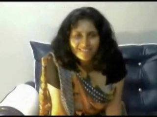 Desi ấn độ thiếu niên tước trong saree trên webcam hiển thị bigtits