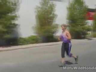 Bystiga blondin blir körd immediately afterwards en jogga