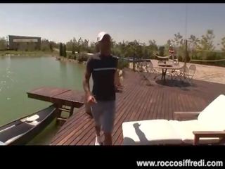 Rocco siffredi hooks hasta un hija en su lake casa
