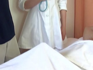 Asiática médico fode dois striplings em o hospital