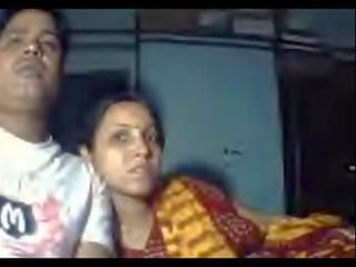Indian Amuter enticing couple love flaunting their sex video life - Wowmoyback