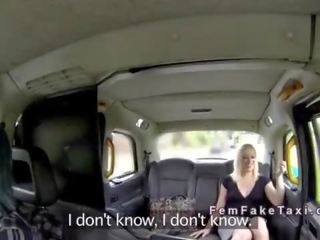 Blondine lesbo zittend op gezicht op cab driver