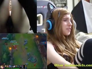 Gamergirl bermain league daripada legenda